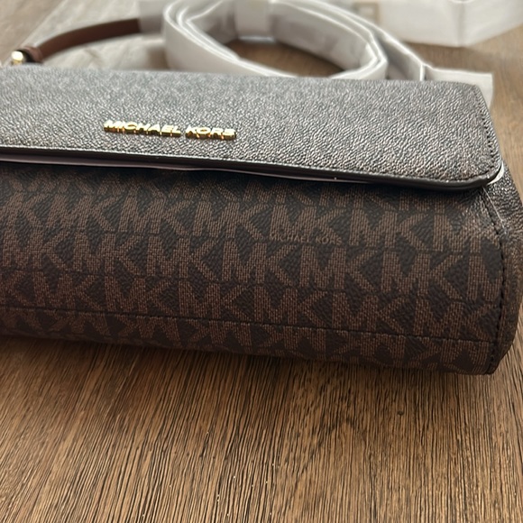 New MICHAEL KORS
Medium Logo Convertible Crossbody Bag. 13 - Picture 5 of 10